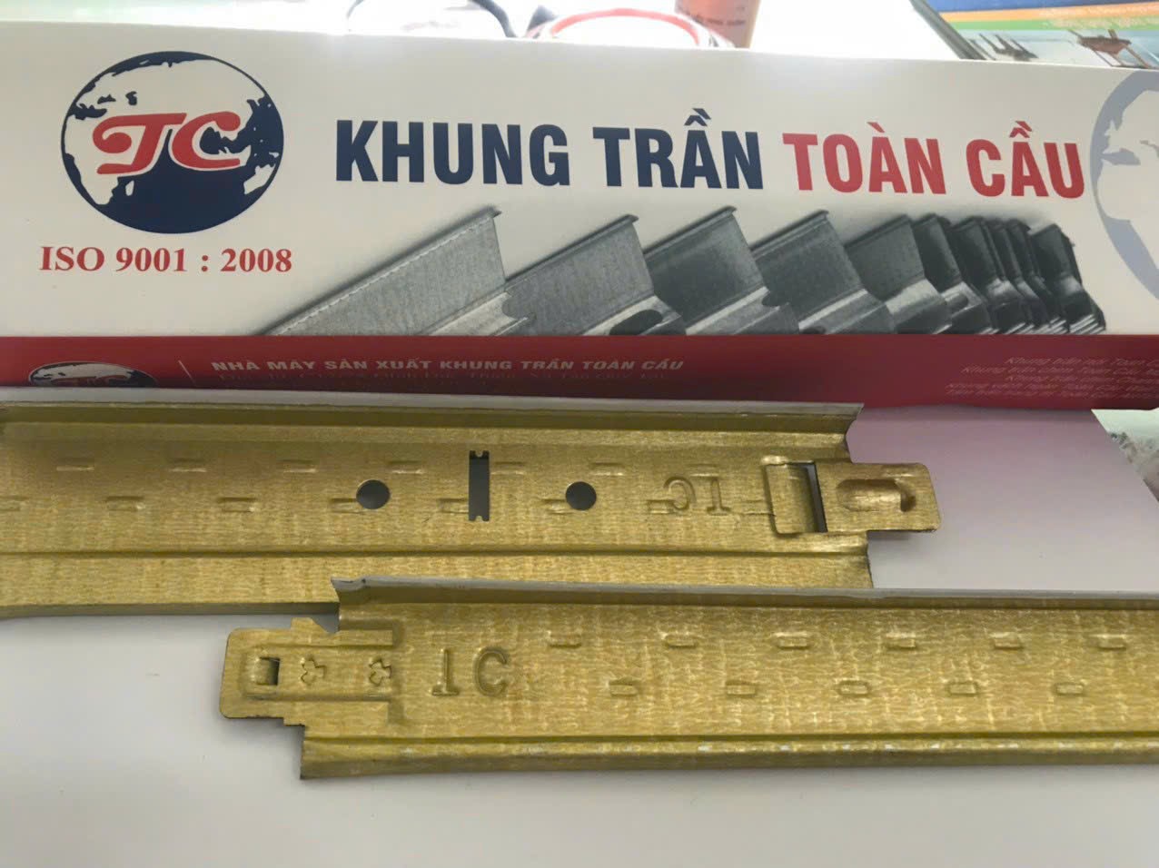 Khung Trần Nổi Toàn Cầu