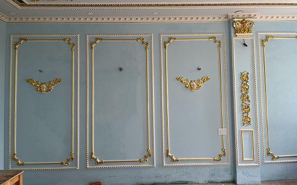 Phào Cột – Giải Pháp Trang Trí Cột Nhà Đẹp Và Hiện Đại 16 tuong trang tri phao chi tan co dien 5 e1742974409499