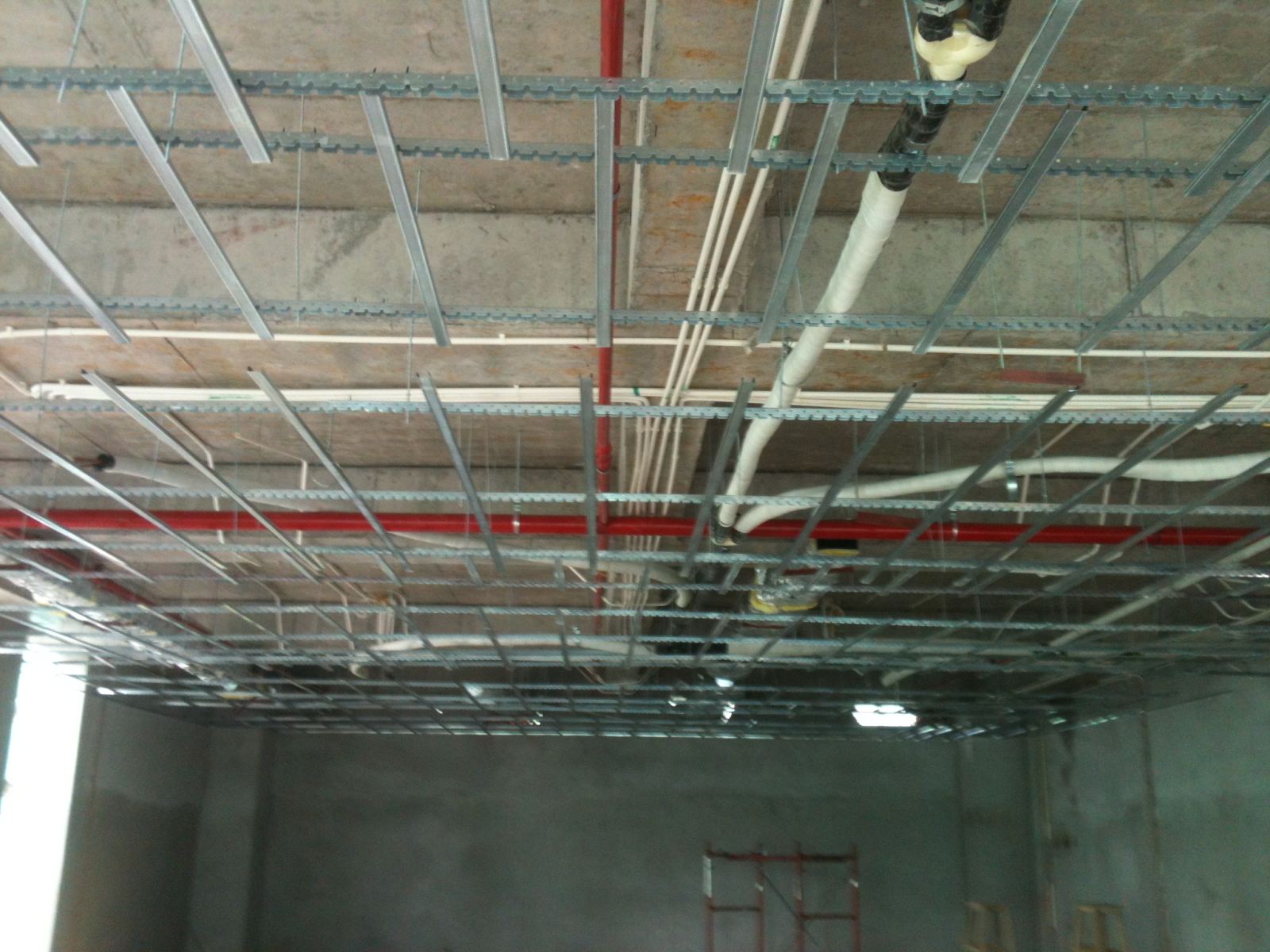 Tấm Trần Thả Nhựa: 7 Ý Tưởng Thi Công Trần Đẹp, Chuyên Nghiệp 7 Khung thép không gỉ (inox 304 hoặc 316), chỉ hỗ trợ khung trần chìm, không có thiết kế khung nổi.