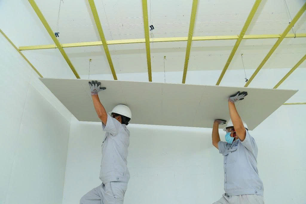Tấm Trần Thả Nhựa: 7 Ý Tưởng Thi Công Trần Đẹp, Chuyên Nghiệp 6 Khung thép mạ kẽm gồm thanh chính (main runner), thanh phụ (cross tee) và dây treo, hỗ trợ cả khung nổi (exposed grid) và khung chìm (concealed grid).