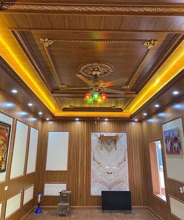 Tấm Ốp Trần - Giải Pháp Tinh Tế Cho Không Gian Hiện Đại và Bền Vững 7 Tấm ốp trần PVC được làm từ nhựa Polyvinyl Chloride, nổi bật với trọng lượng nhẹ, đa dạng màu sắc và giá thành hợp lý