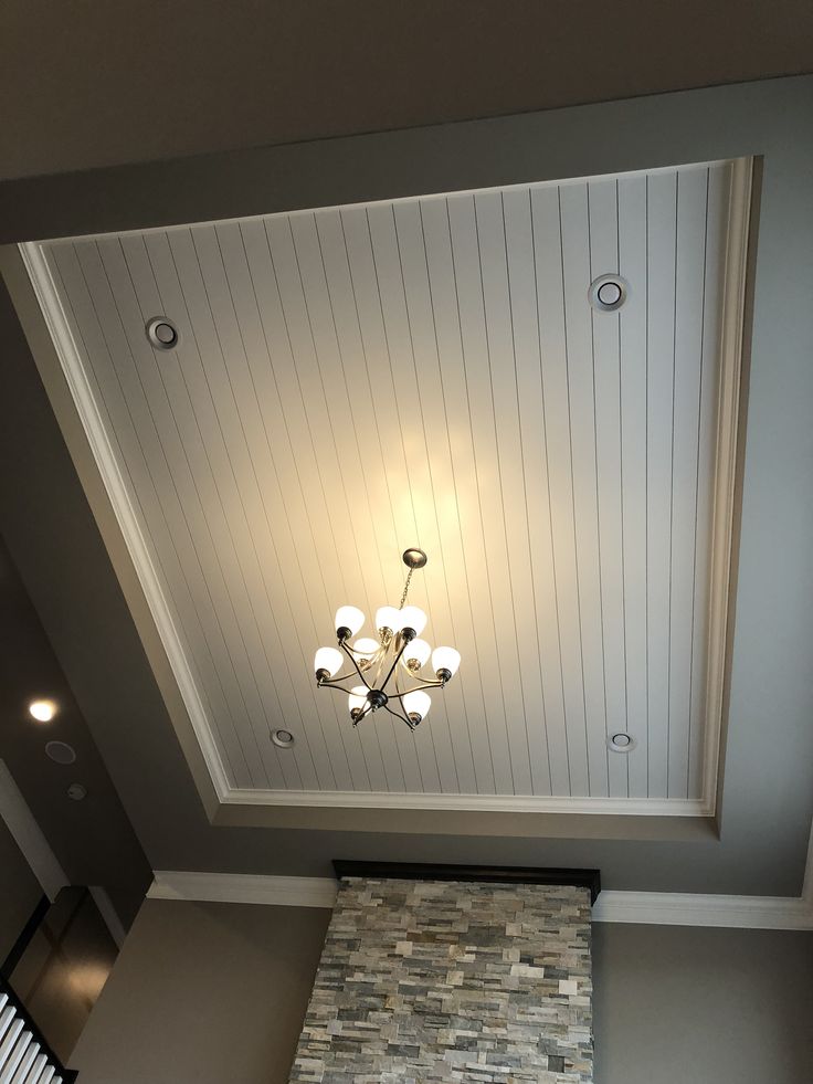 Tấm Trần Thả Nhựa: 7 Ý Tưởng Thi Công Trần Đẹp, Chuyên Nghiệp 2 Tấm nhựa PVC có bề mặt phẳng, vân gỗ hoặc hoa văn đơn giản, là lựa chọn kinh tế nhất trong dòng trần thả.