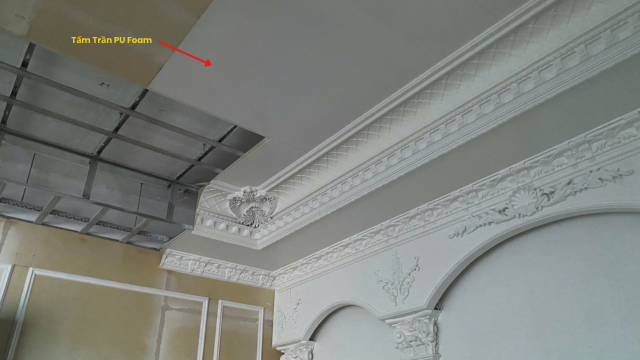 Tấm trần PU Foam của Sinhgroup là sản phẩm cao cấp, kết hợp nhựa PVC và lõi Polyurethane Foam, mang lại khả năng cách nhiệt, cách âm và chống ẩm vượt trội.