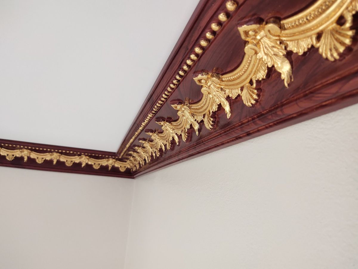 4 Tuyệt Chiêu Kết Hợp Phào Nhựa Tinh Tế Cho Góc Trần Đẹp 2025 12 Phào Nhựa PU Vân Gỗ Cho Phòng Khách Cổ Điển