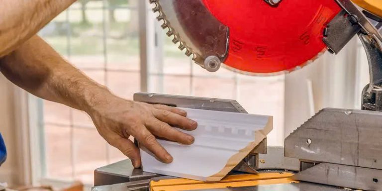7 Mẹo Chọn Thợ Thi Công Phào Chỉ Chuyên Nghiệp Với SinhGroup 5 Cắt phào chì theo góc chính xác