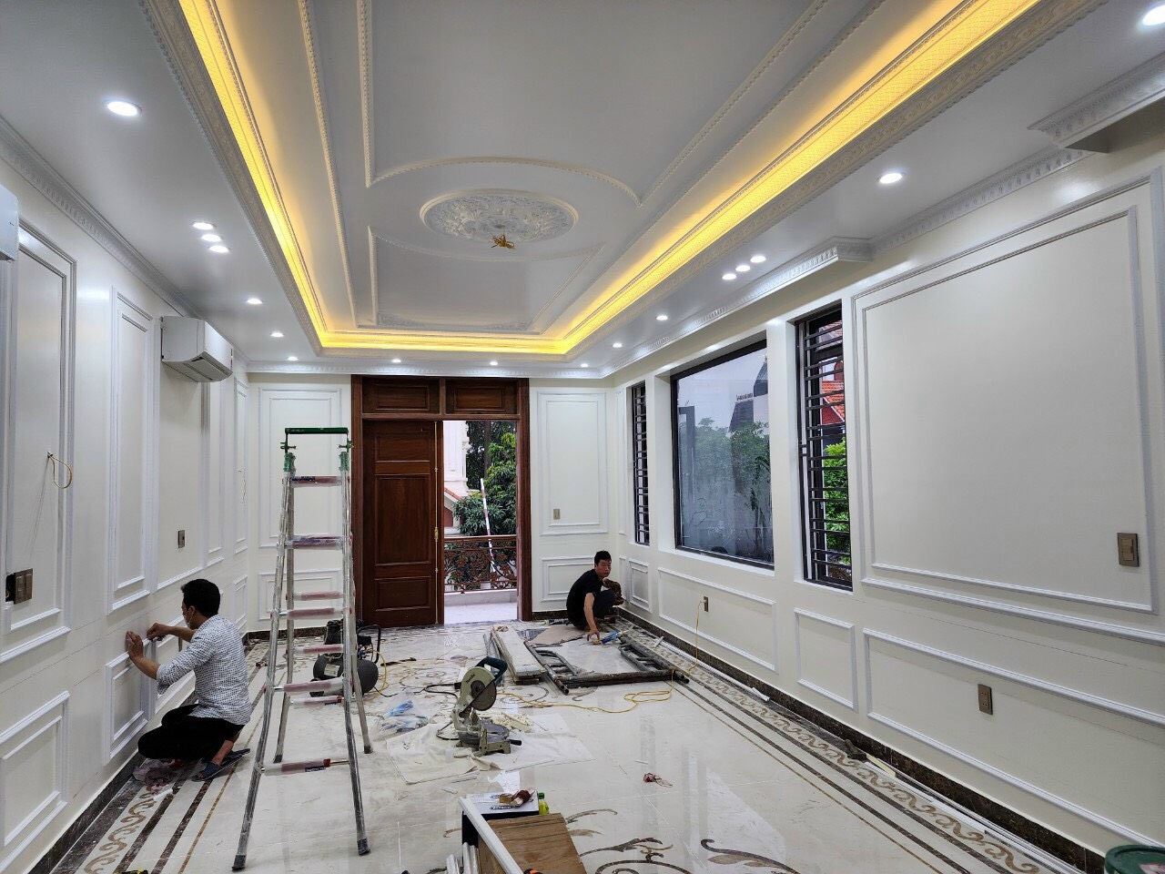 Kỹ Thuật Thi Công Tường Nhựa và Kinh Nghiệm Chọn Thợ