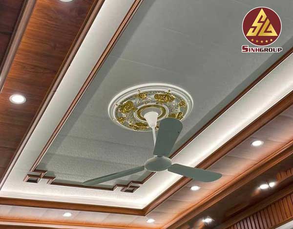 mâm trần hoa văn SG-82045 trắng dát vàng cho trần nhựa nano