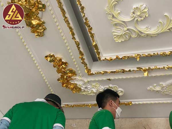 thi công phào chỉ dát vàng
