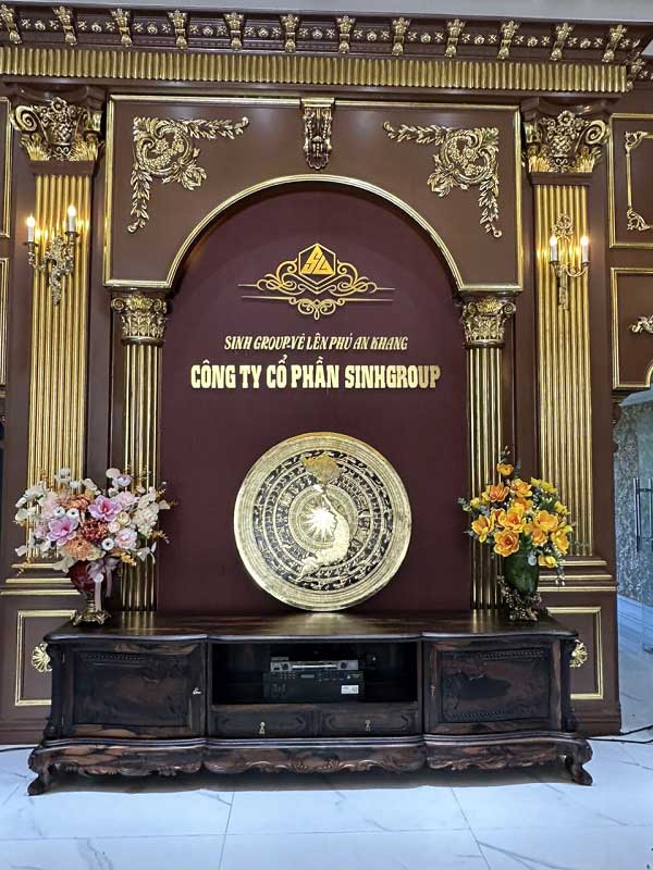 mẫu ốp cột vuông dát vàng vị trí trung tâm phòng khách