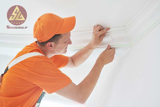 phào chỉ pu dễ thi công hơn phào chỉ gỗ