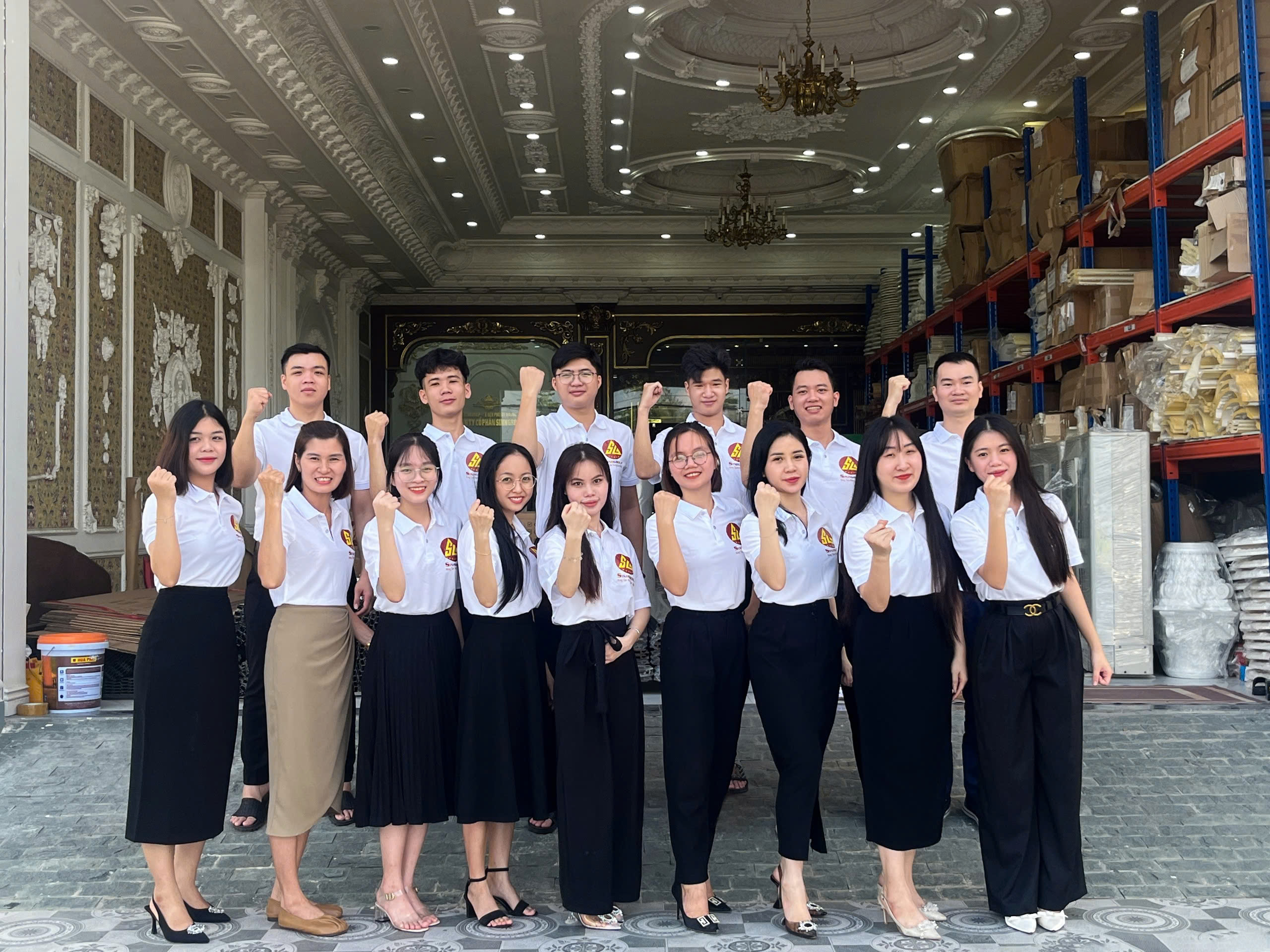 Ốp trần nhà: 5 loại ốp trần nhà phổ biến và sự kết hợp với phào chỉ PU, mâm trần PU, khung inox 16 SinhGroup là đối tác đáng tin cậy trong các dự án nội thất sử dụng ốp trần nhà, với các sản phẩm PU và khung trần inox chất lượng cao.