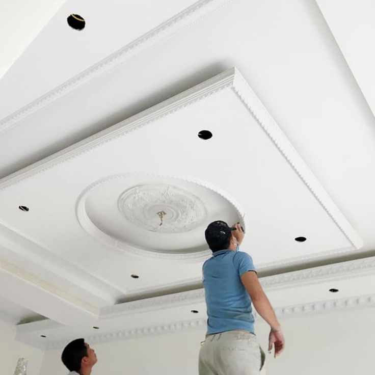 Ốp trần thạch cao là kỹ thuật sử dụng các tấm thạch cao (gypsum board) để tạo bề mặt trần nhà, mang lại vẻ đẹp thẩm mỹ và các tính năng như cách âm, chống cháy, và cách nhiệt