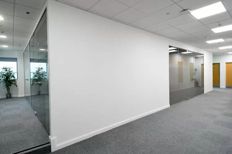Ốp Tường Thạch Cao – Giải Pháp Trang Trí Nội Thất Kết Hợp Phào Chỉ PU và Hoa Văn PU 4 Tấm thạch cao được làm từ thạch cao tự nhiên hoặc tổng hợp, kết hợp với sợi thủy tinh hoặc giấy tái chế, tạo thành tấm nhẹ, bền, dễ thi công
