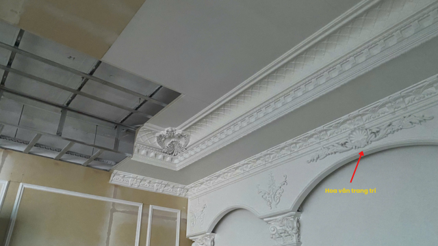  Phào chỉ PU (Polyurethane) với hoa văn tinh xảo, chống ẩm, dễ sơn phủ, được sử dụng để tạo viền và hoa văn trang trí trần nhà, kết hợp với tấm nhựa ốp trần hoặc tấm trần PU Foam.