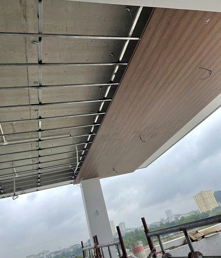 Kỹ Thuật Thi Công Trần Lam Gỗ Nhựa Với Khung Trần Inox 