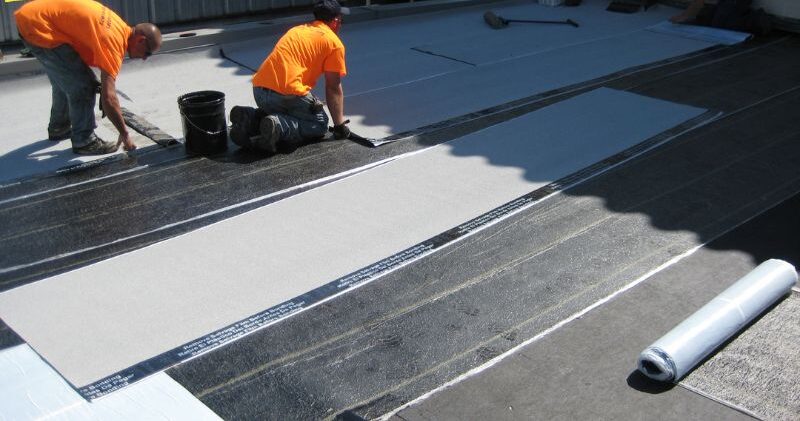 Màng polymer tự dính là giải pháp chống thấm hiện đại, nhẹ hơn và dễ lắp đặt hơn màng bitum.